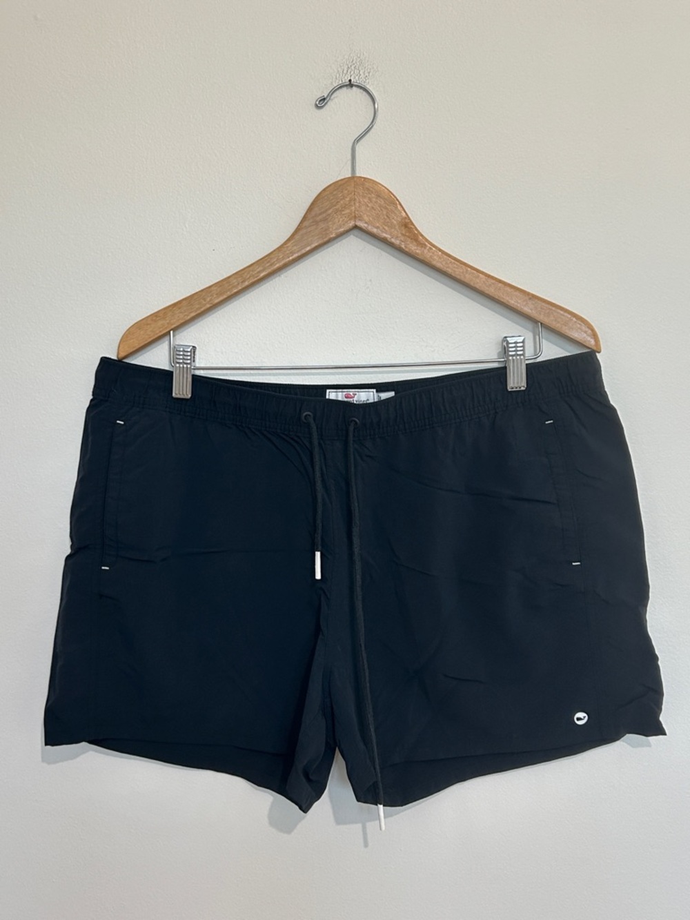 Vineyard Vines Women’s Performance Shorts Black Nylon Size Large EUC